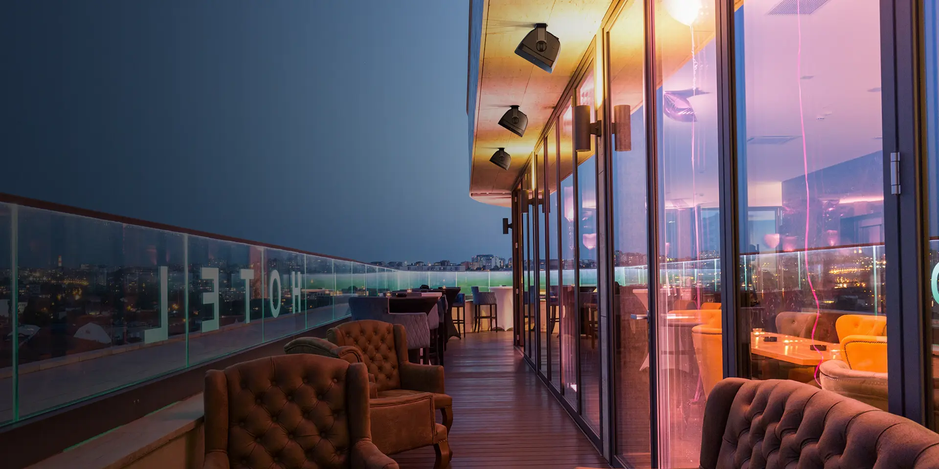 Klipsch-PSM-650-T-on-Hotel-Outdoor-Rooftop-Deck-overlay_2000x1000